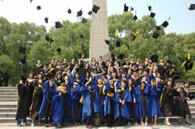 美国加努恩大学学生们毕业了