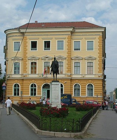 匈牙利赛格德大学黄色建筑