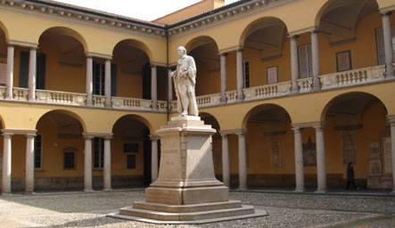 意大利帕维亚大学学校雕塑