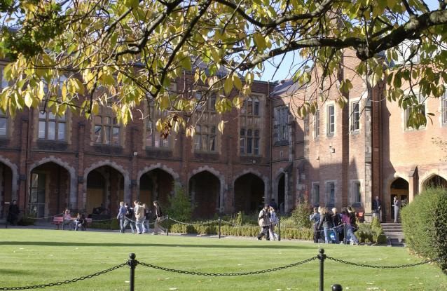 英國貝爾法斯特女王大學校園草地